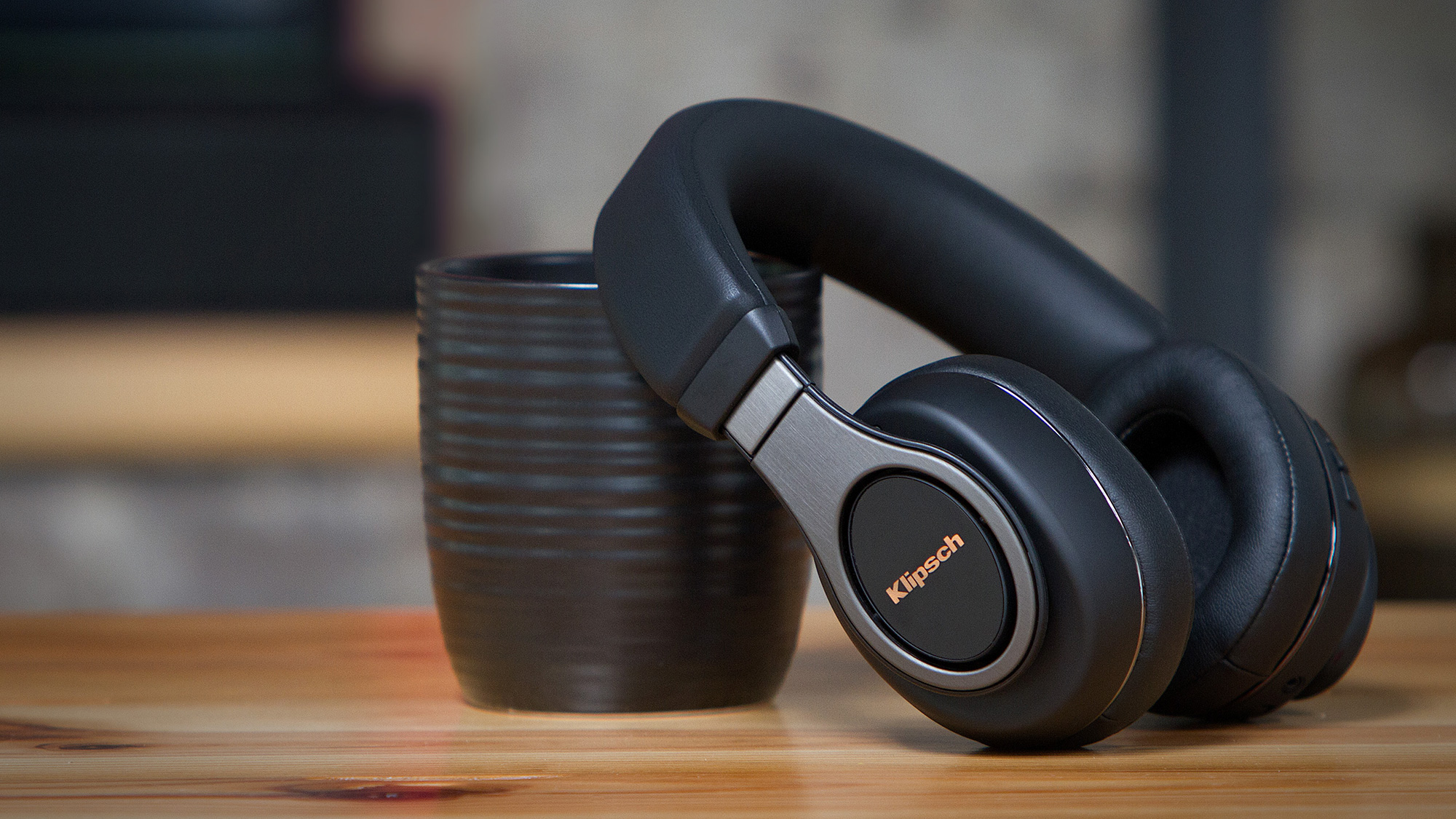 Reference Over Ear Bt Lifestyle 2